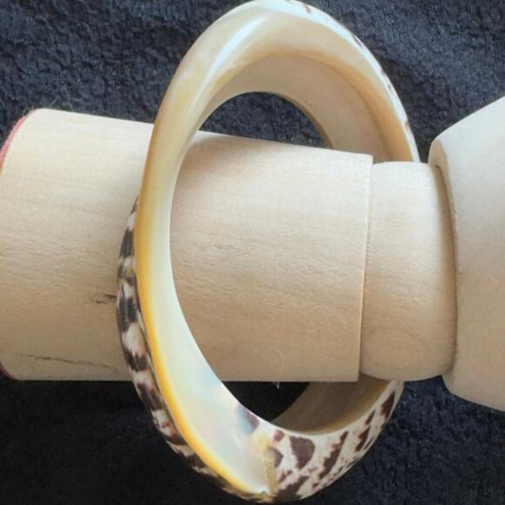 Vintage Carved Tiger Cowrie Polished Shell Bangle Bracelet Mother of Pearl Boho